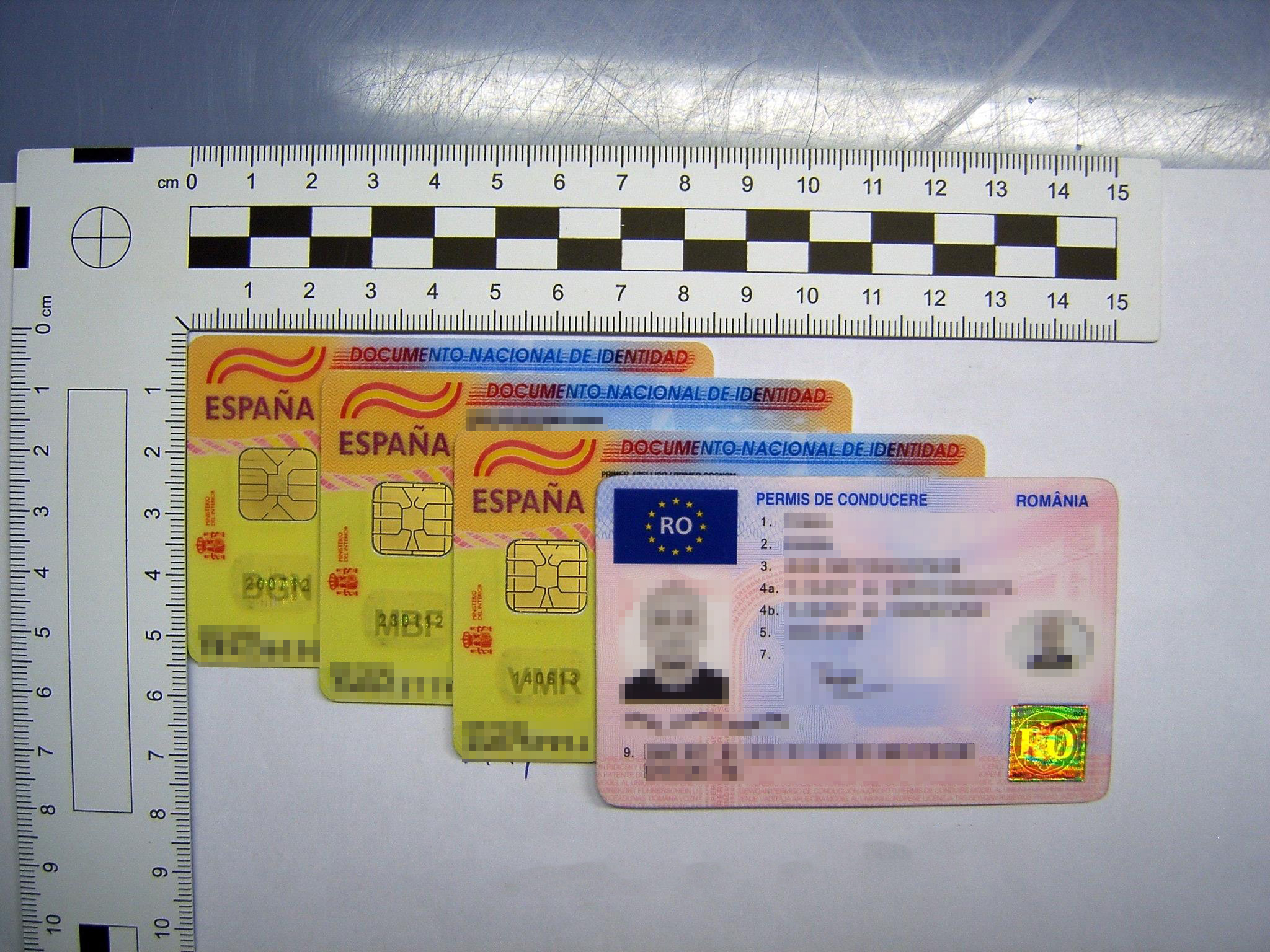 Vier der 14 Ausweise.