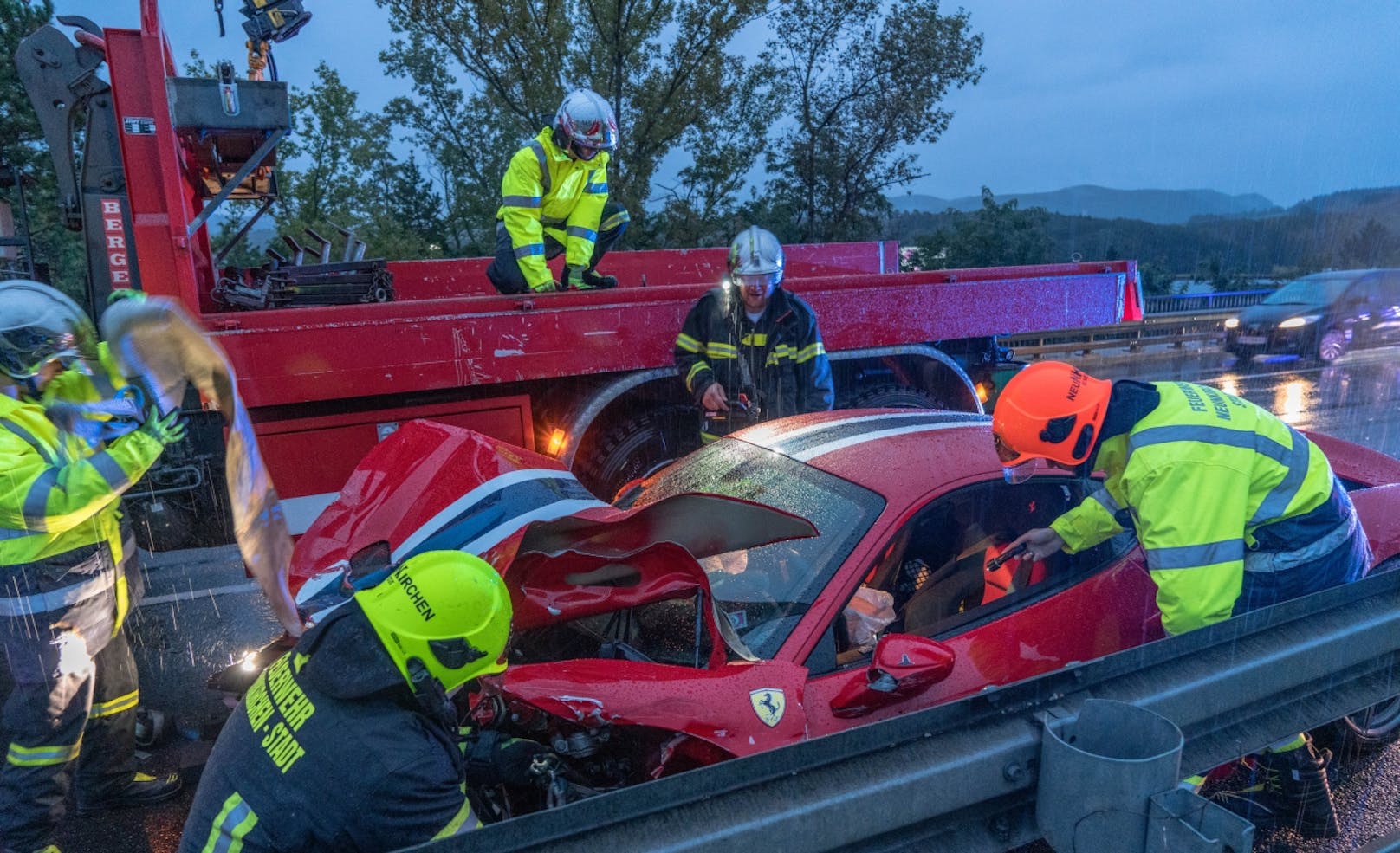 Ein Ferrari krachte auf der A2 bei Seebenstein frontal in eine Leitschiene.