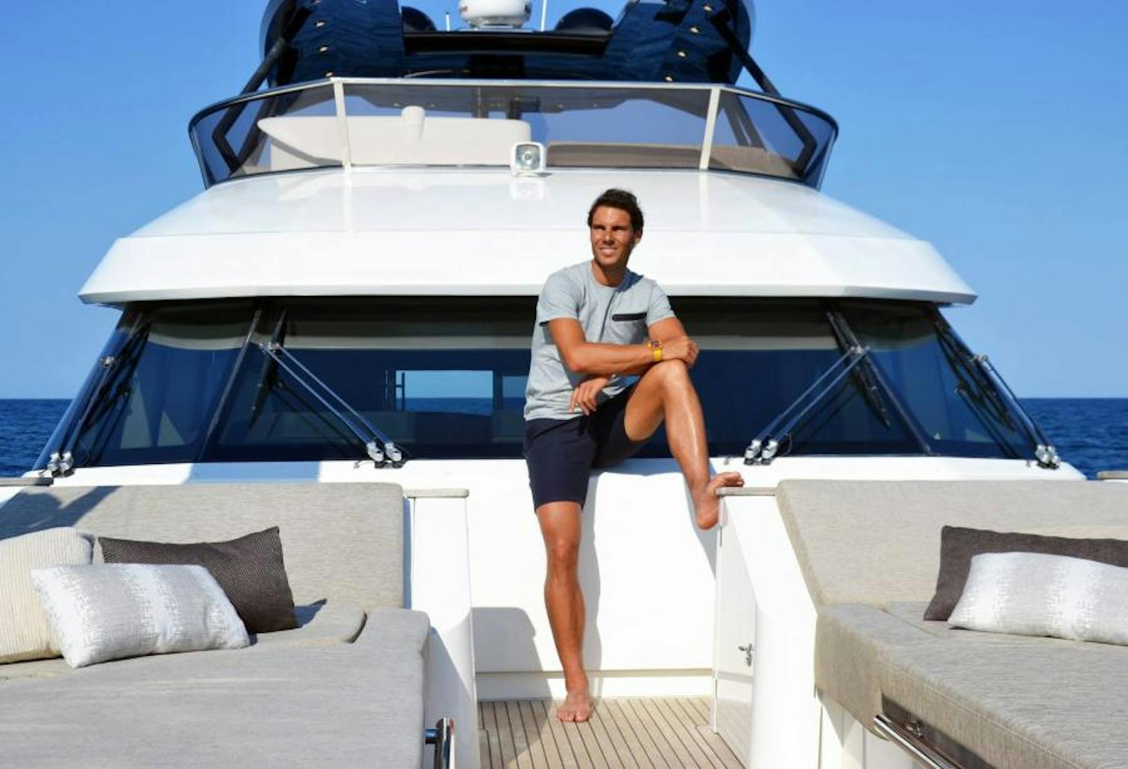 An Bord seines neuen Schiffs: Tennis-Star Rafael Nadal hat die Yacht "Great White" getauft.