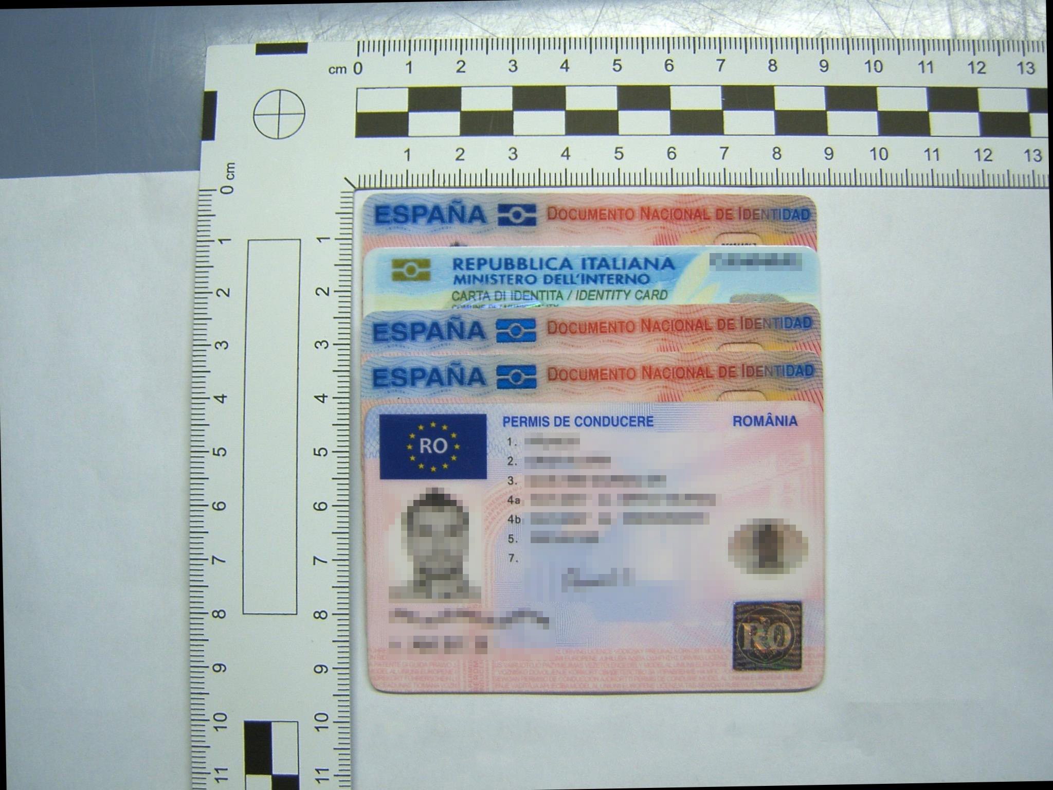 Weitere der 14 gefälschten Ausweise.