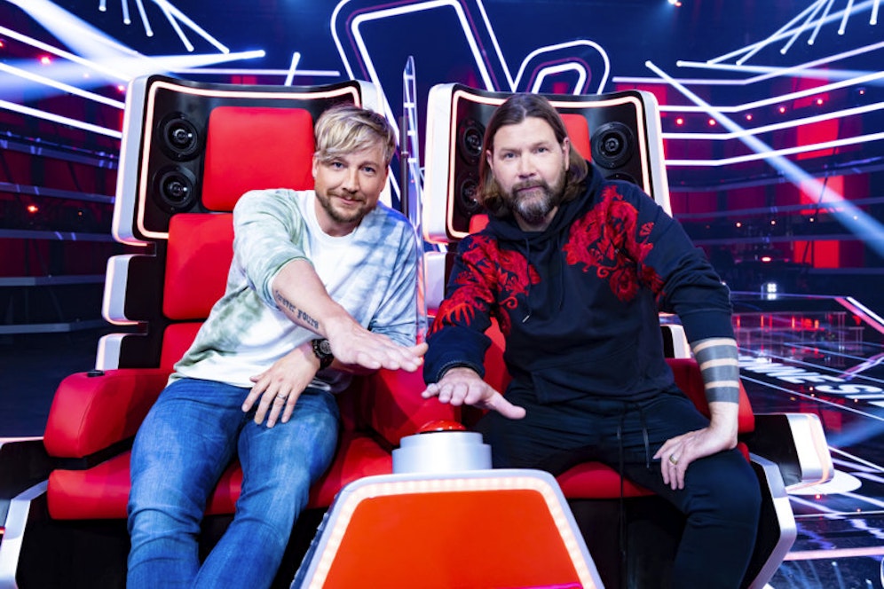 Gemeinsam mit Musikerkollege <strong>Rae Garvey</strong> (re.) sitzt <strong>Samu Haber</strong> (li.) als Juror in der Jubiläumsstaffel von 