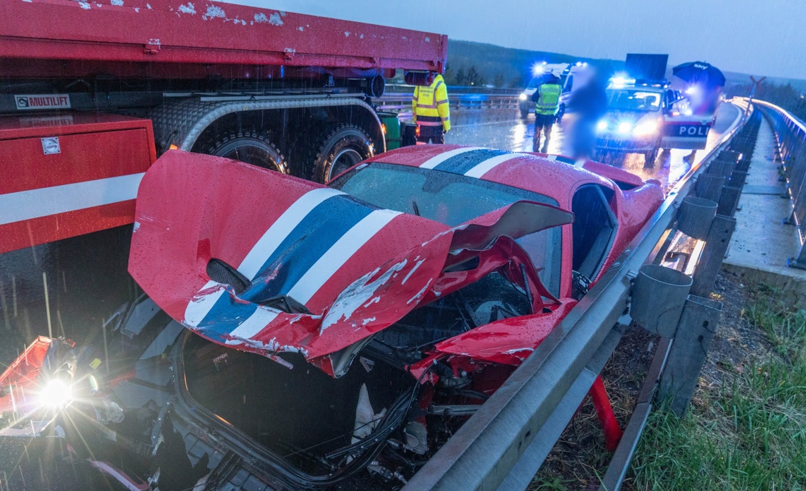 Ein Ferrari krachte auf der A2 bei Seebenstein frontal in eine Leitschiene.