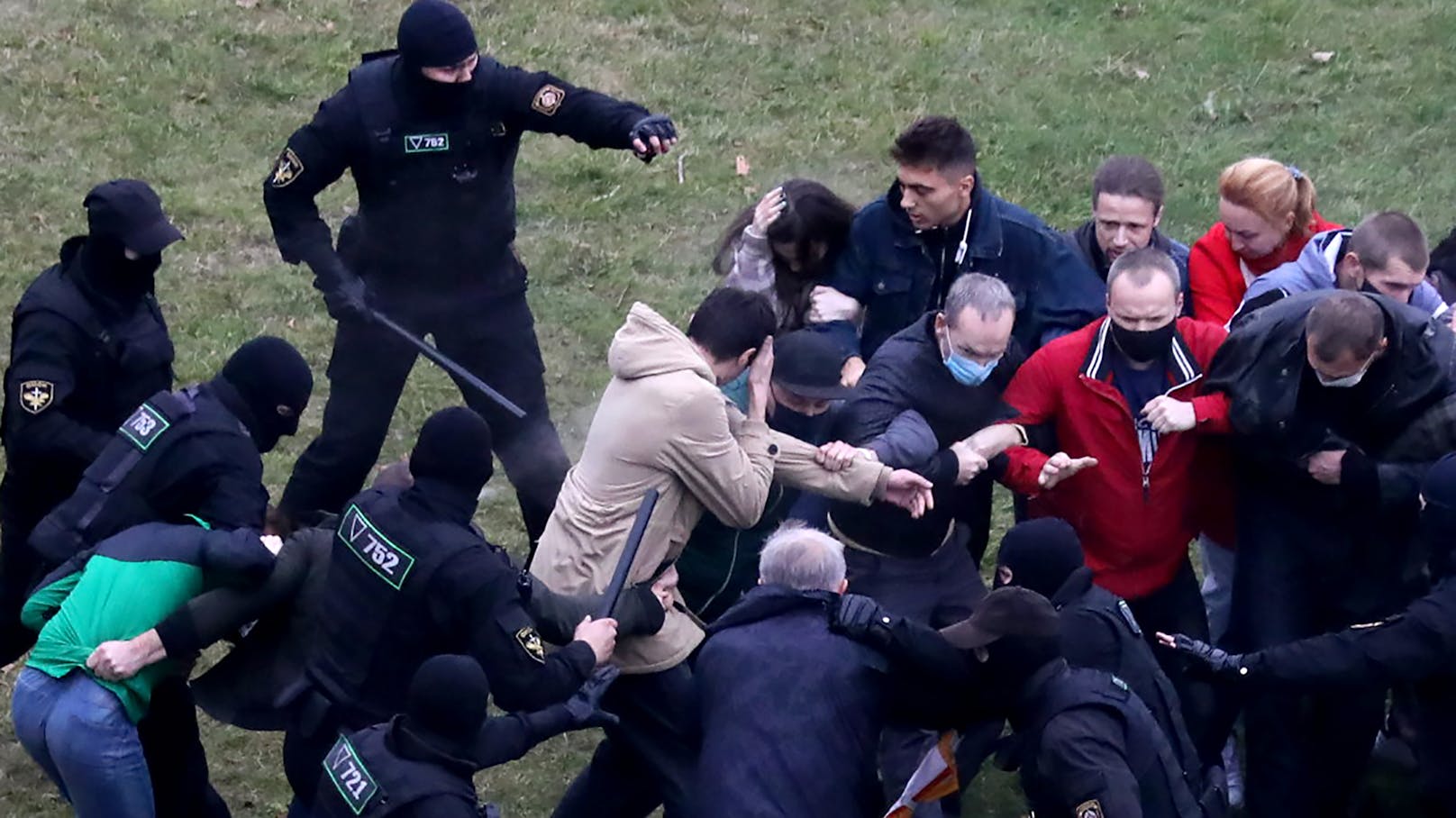 Die Polizei in Weißrussland hat den Demonstranten gegen Staatschef Alexander Lukaschenko mit dem Einsatz von Schusswaffen gedroht.