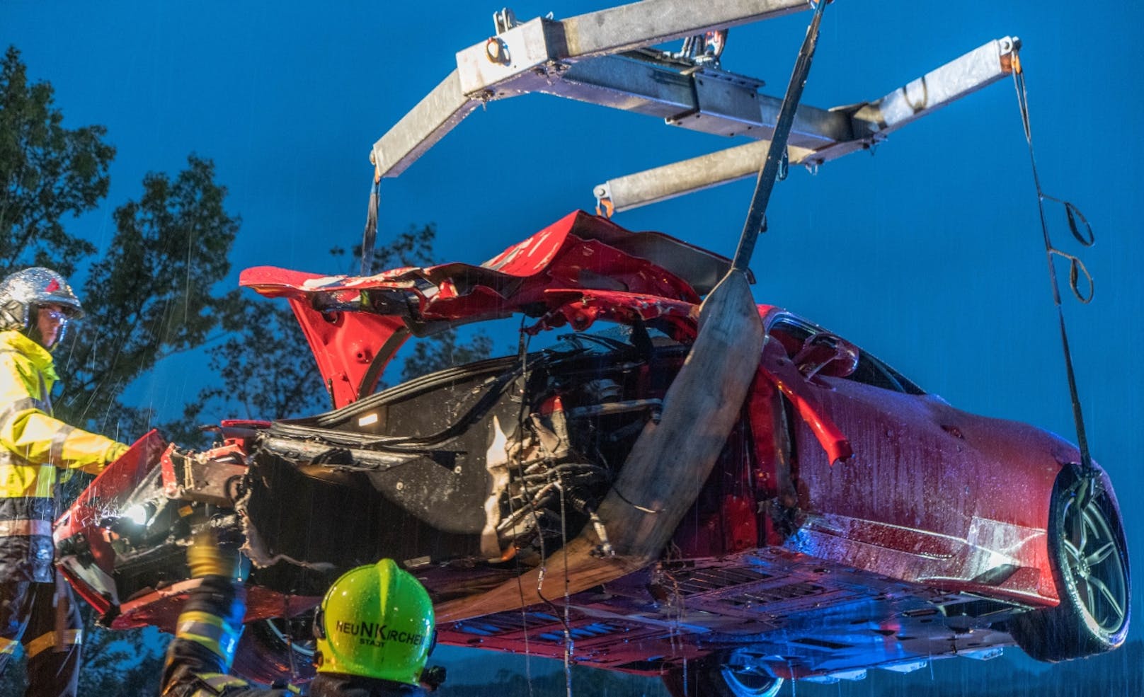 Ein Ferrari krachte auf der A2 bei Seebenstein frontal in eine Leitschiene.