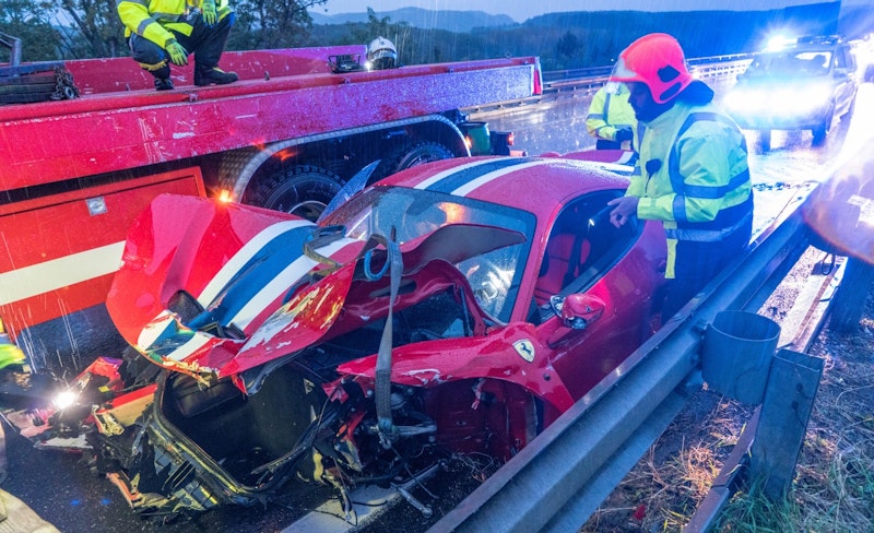 Ein Ferrari krachte auf der A2 bei Seebenstein frontal in eine Leitschiene.
