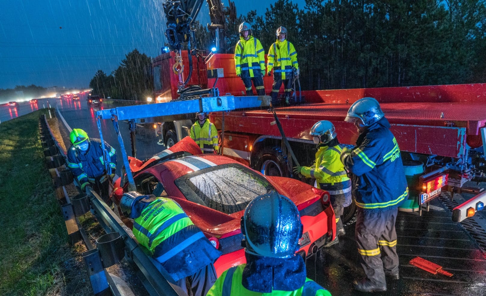 Ein Ferrari krachte auf der A2 bei Seebenstein frontal in eine Leitschiene.