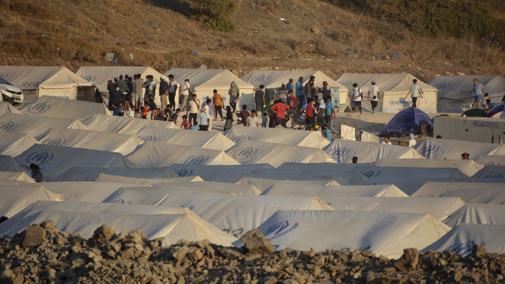 7.400 Menschen befinden sich derzeit im provisorischen Lager in Kara Tepe.