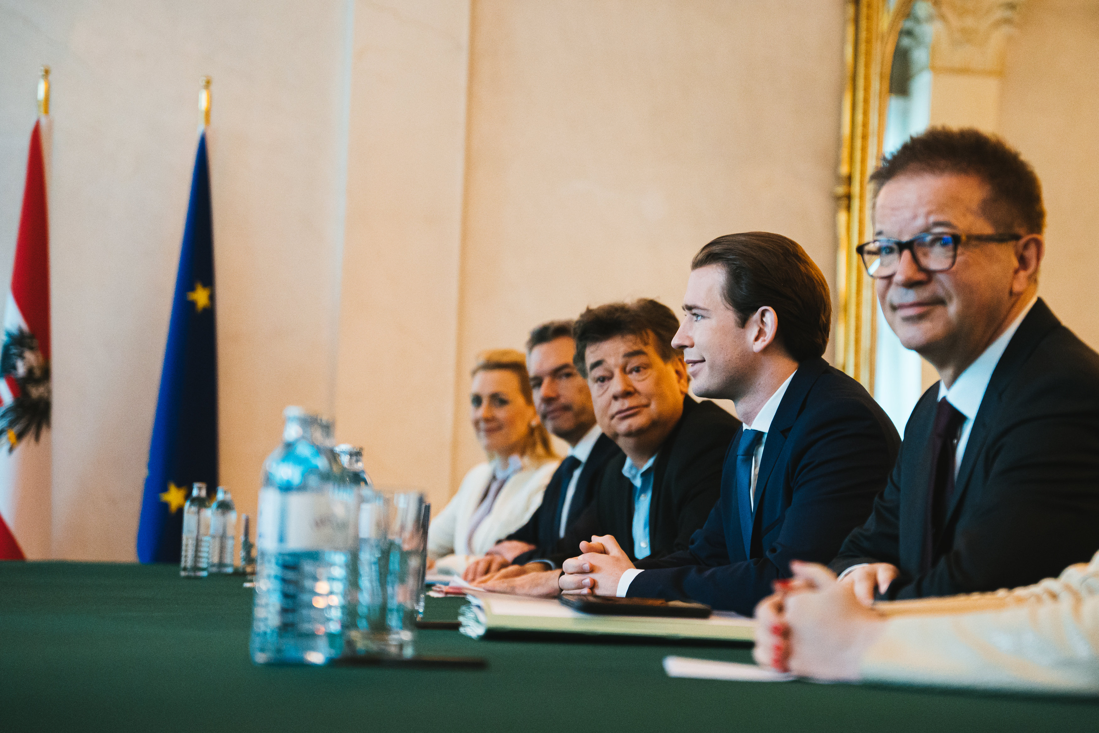 Die Bundesregierung evaluiert neue Corona-Maßnahmen.