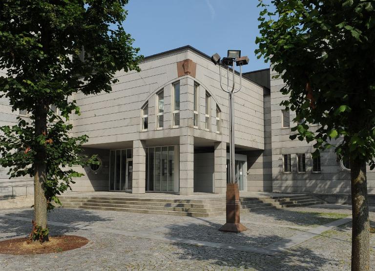 Eine 22-Jährige steht nach einer Messerattacke in Steyr vor Gericht.