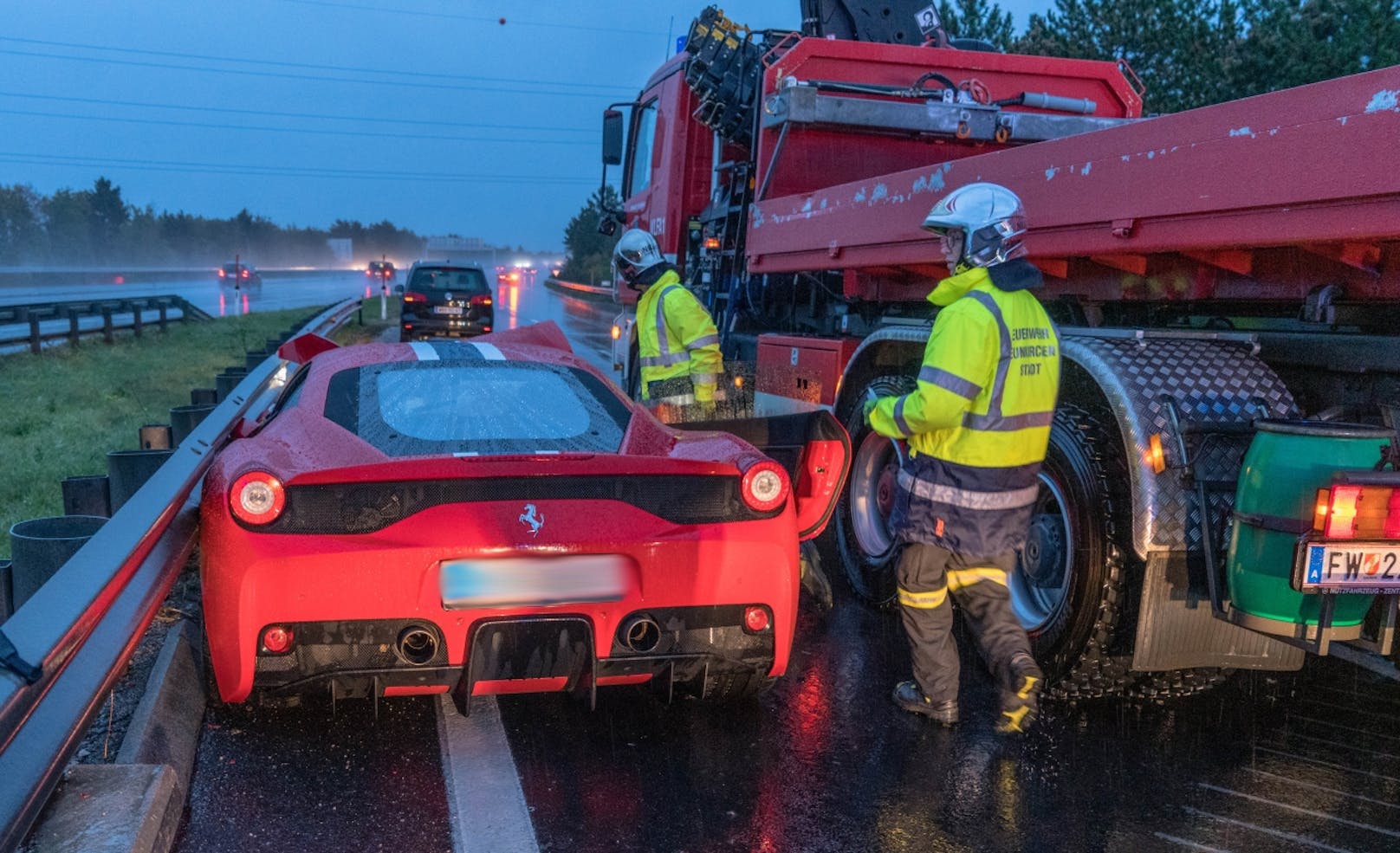 Ein Ferrari krachte auf der A2 bei Seebenstein frontal in eine Leitschiene.