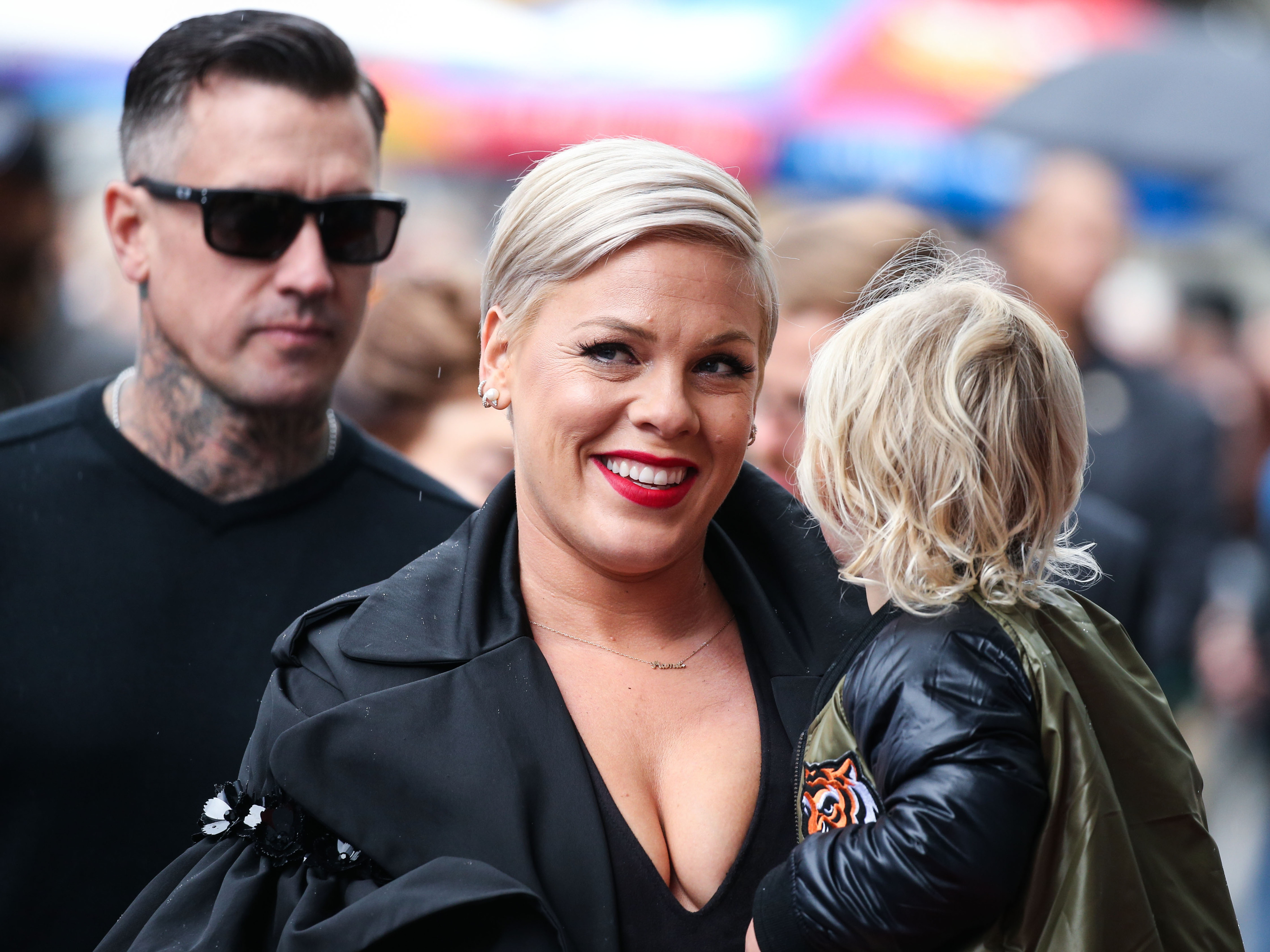 Pink und ihr Ehemann stoßen mit ihren unkonventionellen Erziehungsmethoden auf Gegenwind.