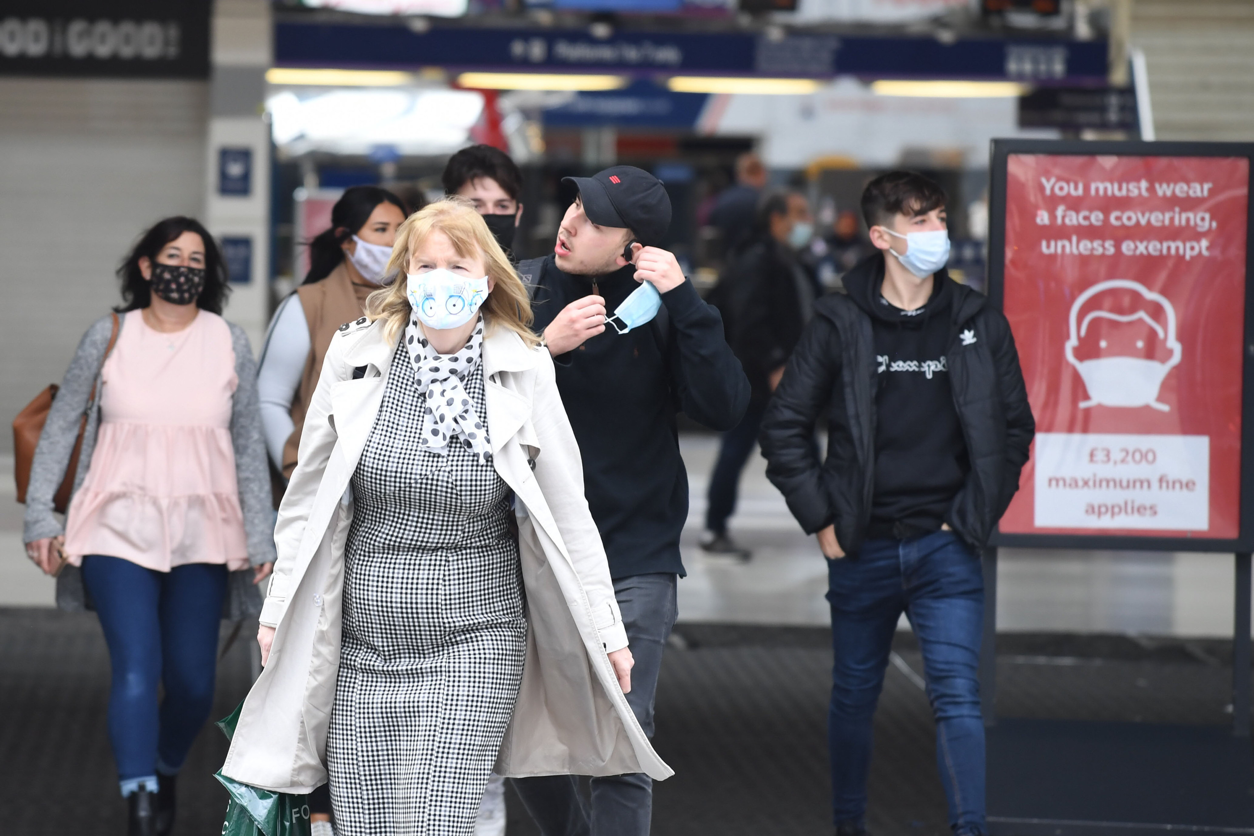 Mit einem dreistufigen Alarmsystem will Johnson die rapide steigenden Corona-Fallzahlen in England unter Kontrolle bringen.