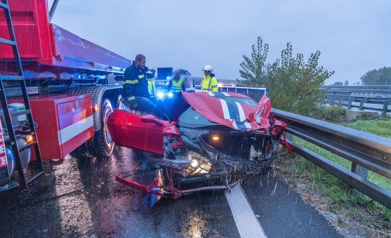 Ein Ferrari krachte auf der A2 bei Seebenstein frontal in eine Leitschiene.