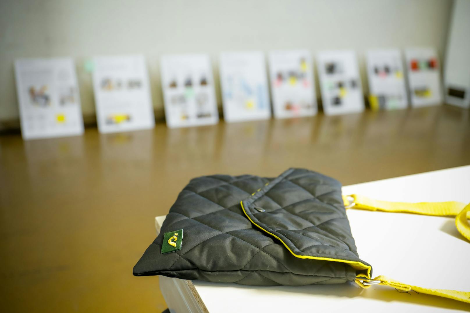20 Designer haben neue Produkte aus recycelten Uniformen entwickelt.