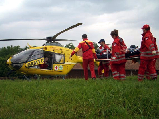 Der Landwirt musste mit schweren Verletzungen ins Krankenhaus geflogen werden. Archivbild.