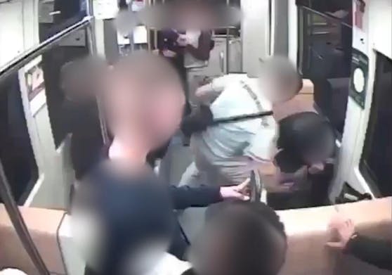 Wie das Video an die Öffentlichkeit gelangte, ist nicht bekannt.