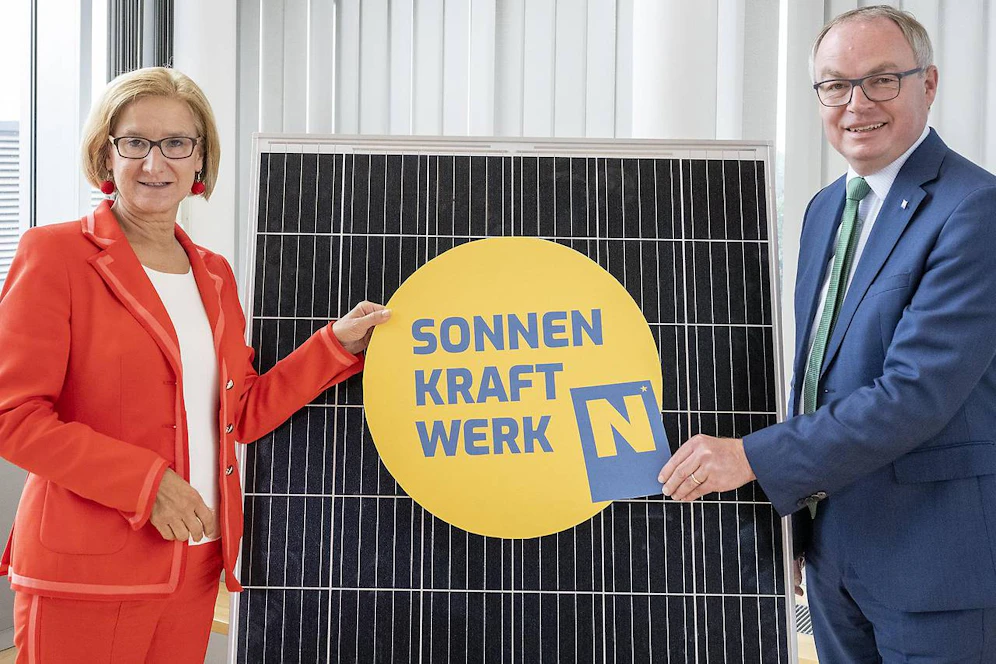 Bürger beteiligen sich an Sonnenkraftausbau: Landeshauptfrau Mikl-Leitner und Landeshauptfrau-Stellvertreter Pernkopf informierten über das Projekt.