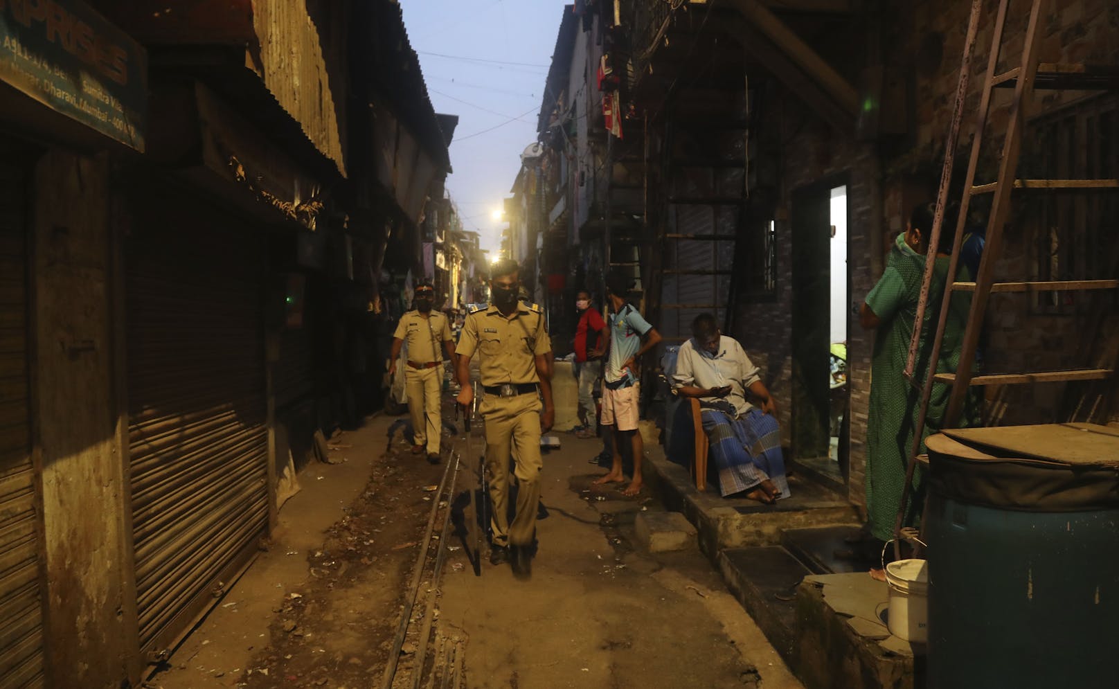 Eine Polizeistreife in einer Gasse des Dharavi-Slums in Mumbai. Symbolfoto
