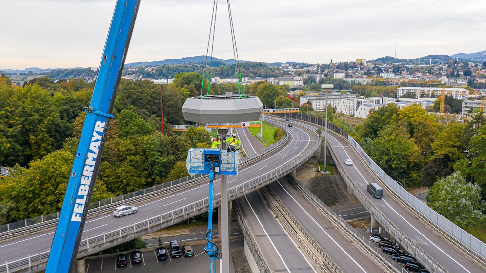 An der A7 wurden Hochmasten mit innovativer LED-Beleuchtung ausgestattet.