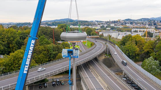 An der A7 wurden Hochmasten mit innovativer LED-Beleuchtung ausgestattet.