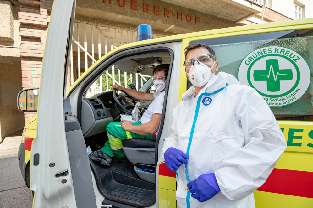 Auf Coronatests spezialisierte Sanitäter des Grünen Kreuzes befindet sich am Einsatzort vor einem Wiener Gemeindebau in der Quellenstraße. Wien, 21. September 2020