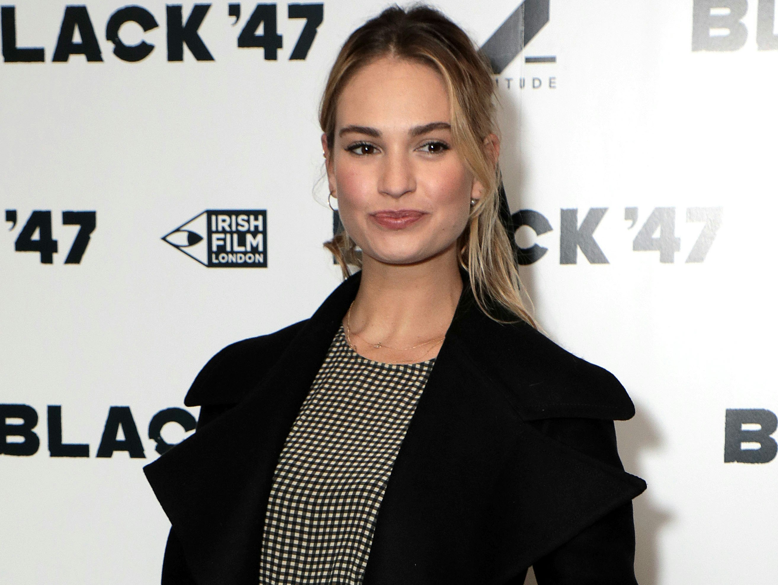 Die schöne Britin Lily James soll es gleich zwei verheirateten Co-Stars angetan haben.