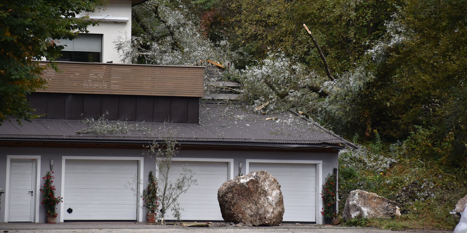 Ein&nbsp;mehrere Kubikmeter großer Felsen verfehlte ein Wohnhaus nur um Zentimeter.
