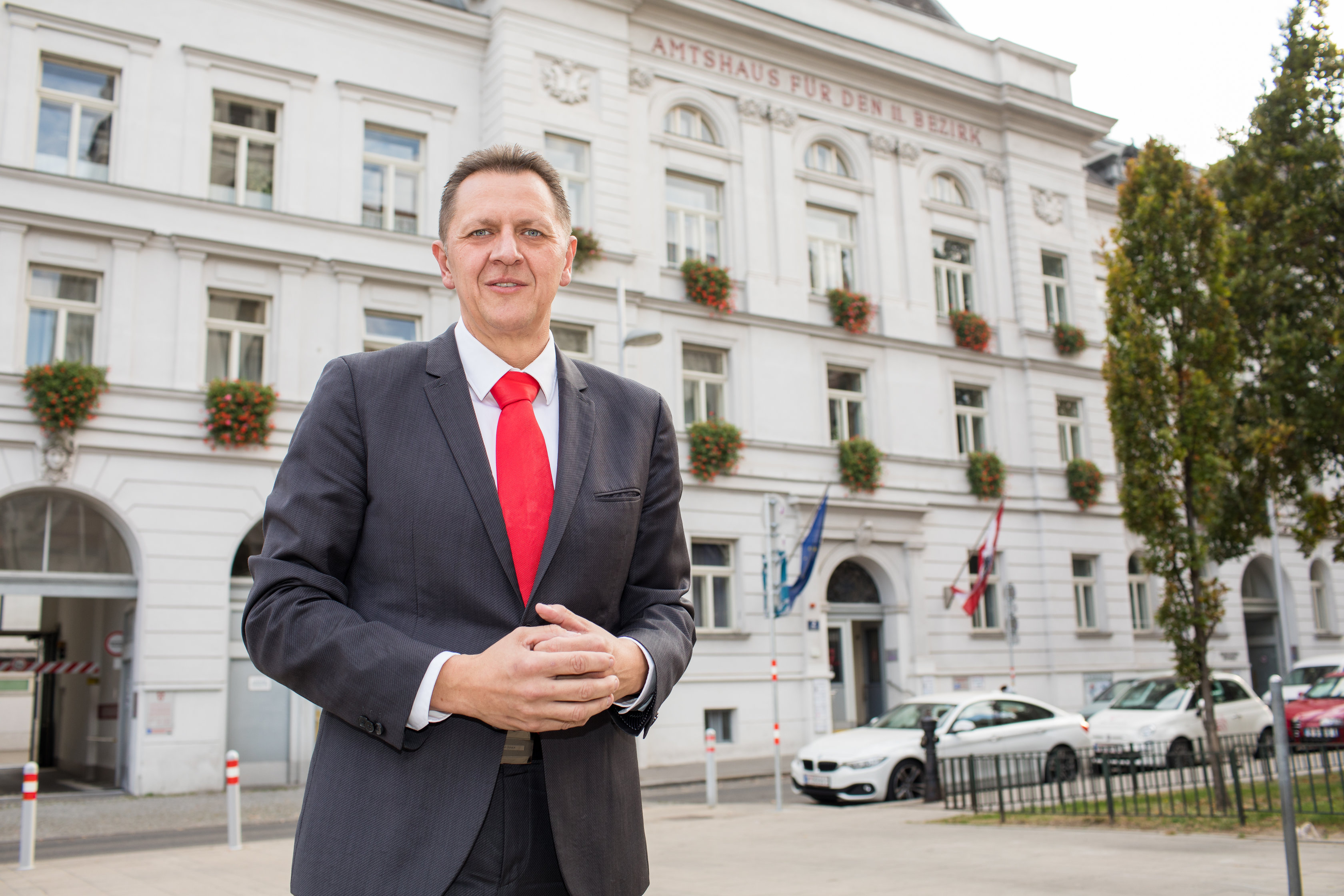 Bezirkschef Thomas Steinhart (SPÖ) zeigt sich erfreut über die flächendeckende Kurzparkzone in Simmering.