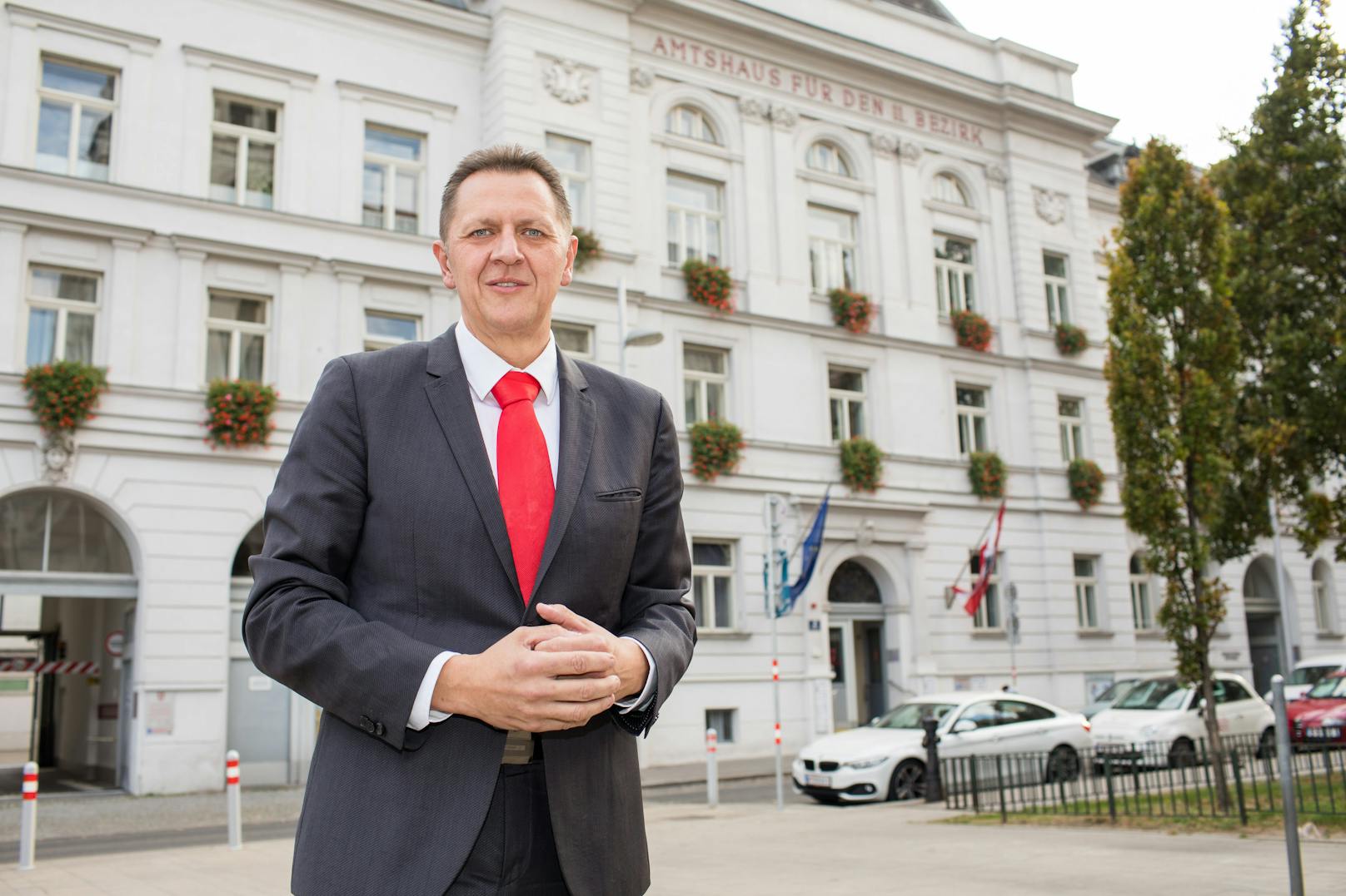 Bezirkschef Thomas Steinhart (SPÖ) zeigt sich erfreut über die flächendeckende Kurzparkzone in Simmering.