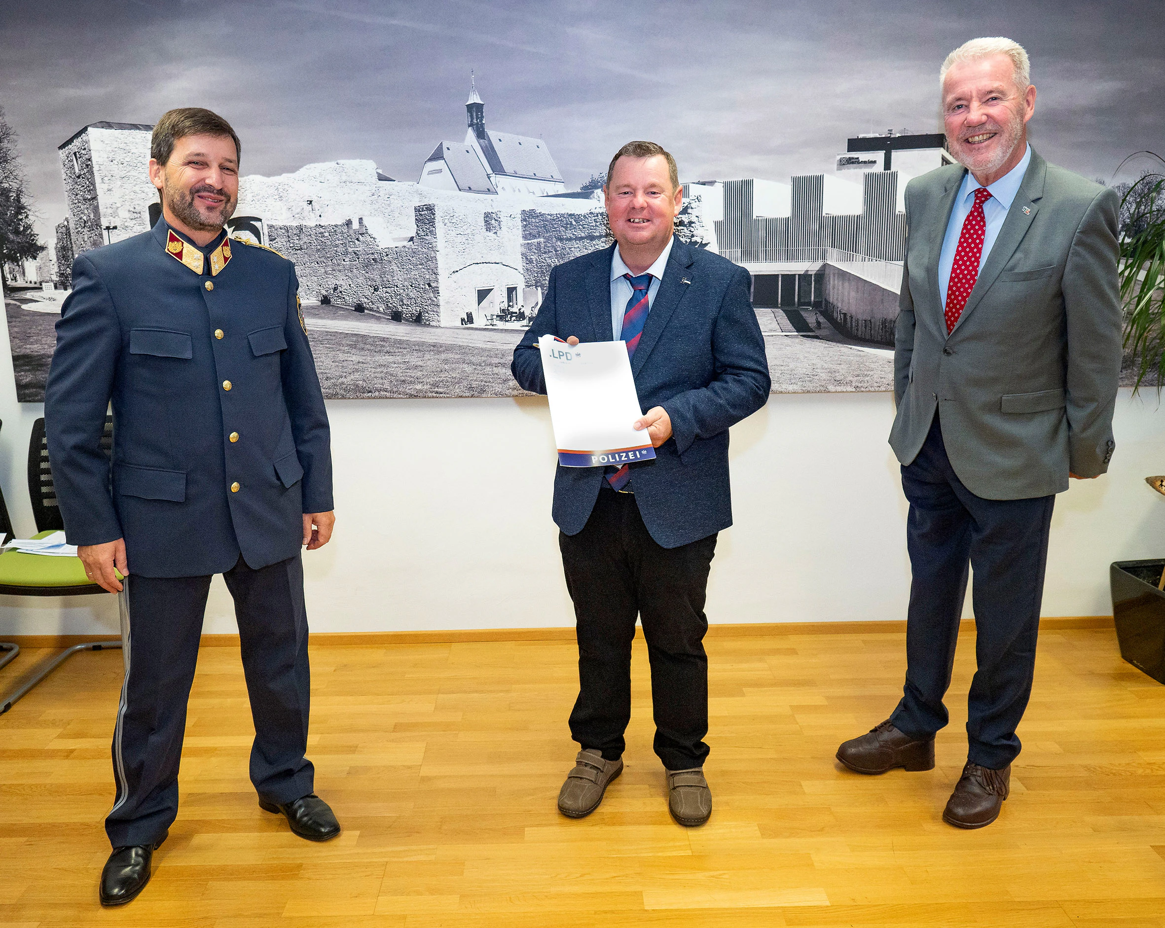 Stadtpolizeikommandant Manfred Fries und Bürgermeister Klaus Schneeberger bedankten sich mit einem Dekret bei Bauhof-Mitarbeiter Hannes Olbrich.