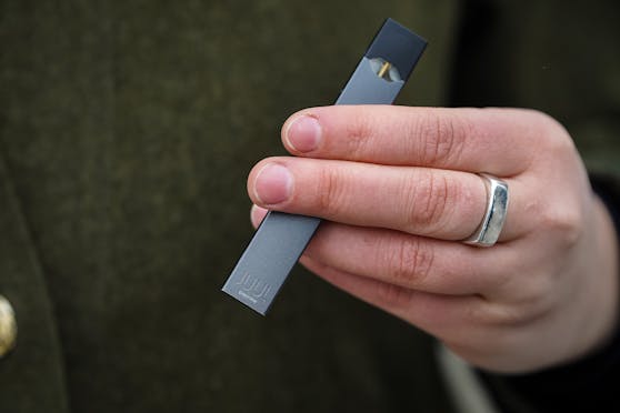 Die E-Zigarette Juul ist bei Teenagern in den USA extrem populär – obwohl sie eigentlich gar nicht für diese gedacht ist, sondern erwachsenen Rauchern beim Aufgeben ihres Lasters helfen soll.