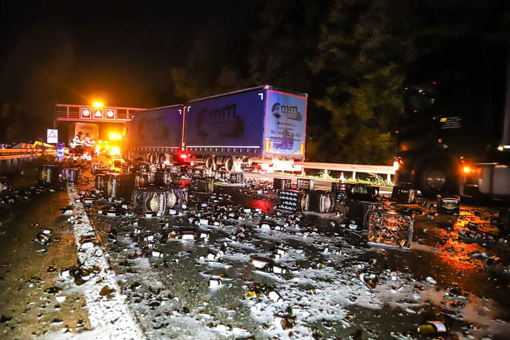 Ein Lastwagen hat auf der deutschen A45 unzählige Bierkästen verloren (13. Oktober 2020).