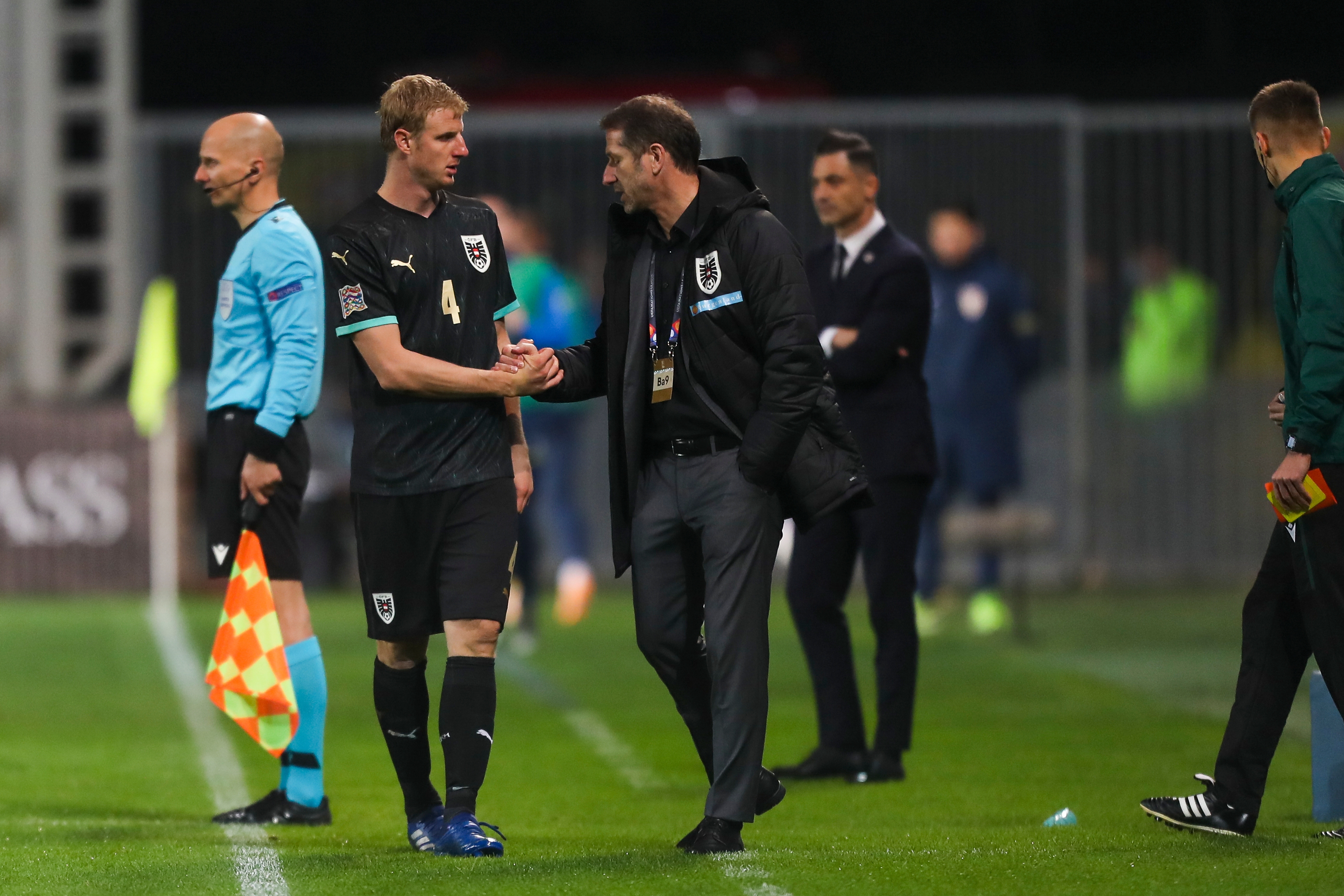 Foda (r.) erklärt Hinteregger, warum er ihn ausgewechselt hat.