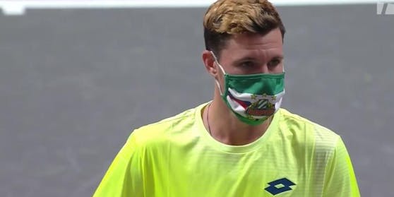 Dennis Novak kam mit einer Rapid-Maske auf den Platz.