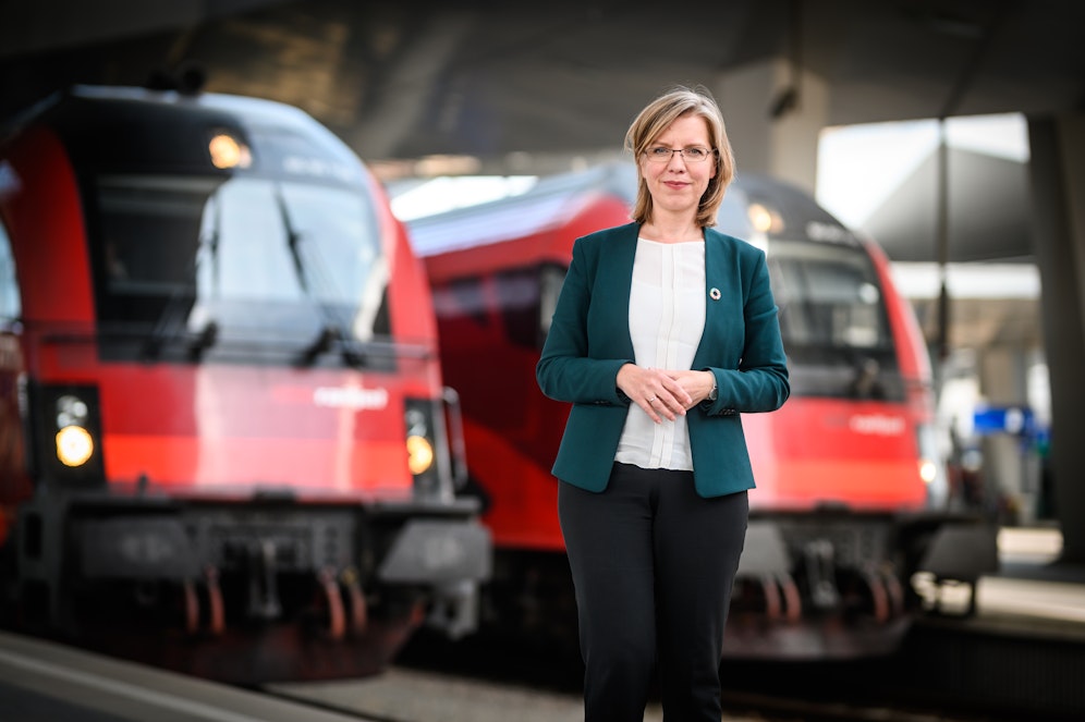 Leonore Gewessler zeigt sich erfreut.