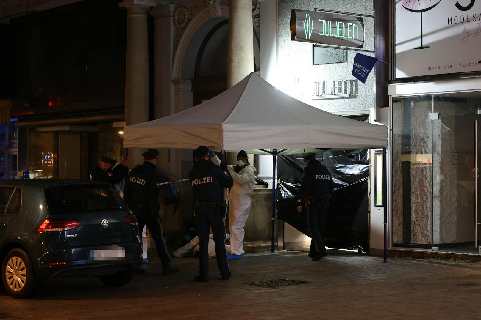 Mehrere Verdächtige sind derzeit auf der Flucht. Die Wiener Polizei fahndet intensiv.