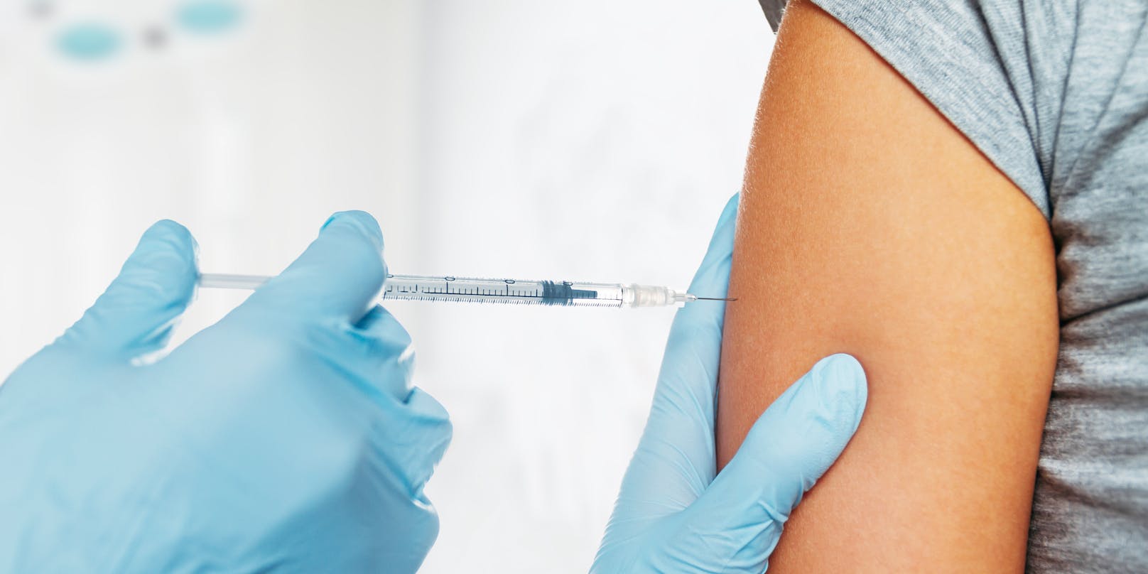 In der Schweiz ist eine Person nach einer Impfung gegen das Coronavirus gestorben.