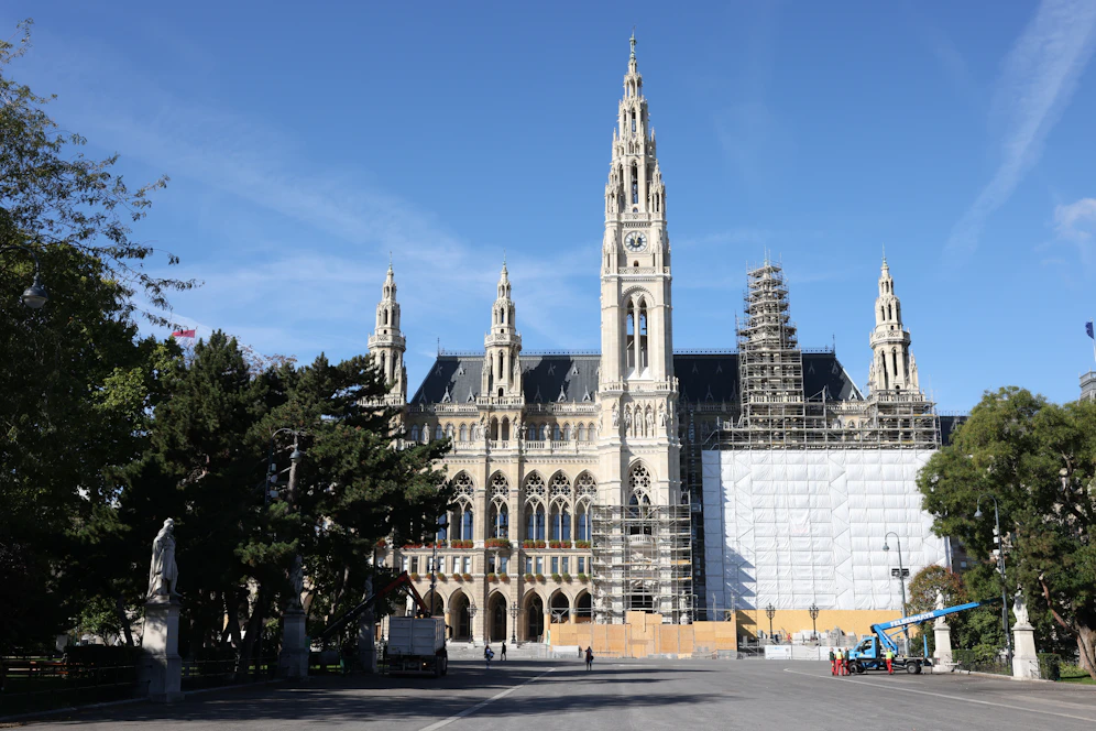 Die angegriffene Fassade des Wiener Rathauses wird derzeit saniert.