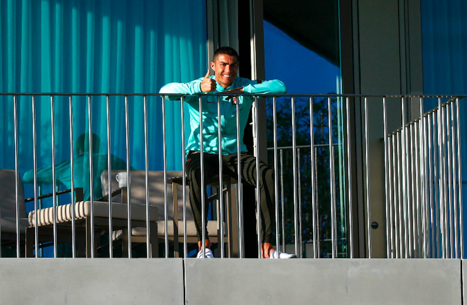 Cristiano Ronaldo beruhigt seine Fans, der Daumen zeigt nach oben.