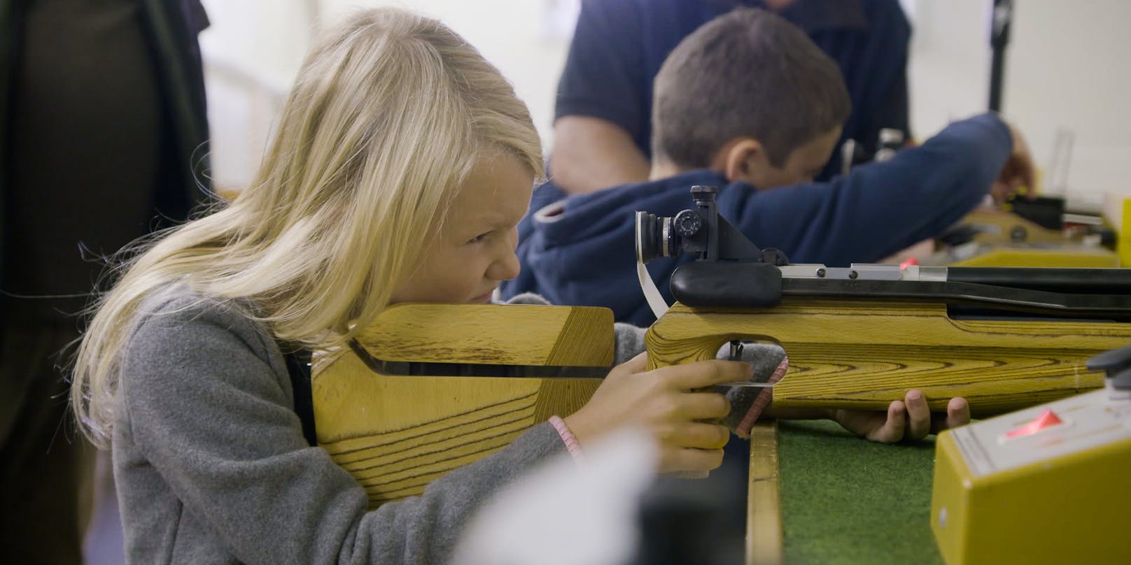 Im Schützenverein von Polizist Josef Kohzina können Kinder ab drei Jahren lernen, mit einem Jagdgewehr umzugehen.