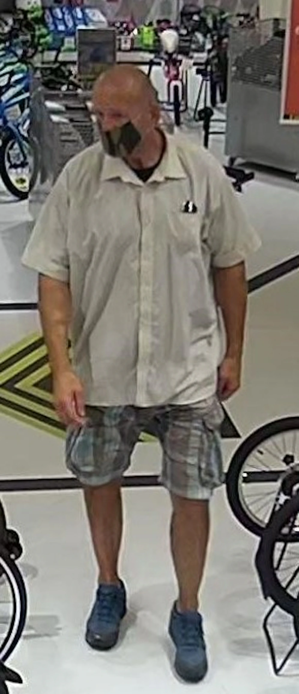 Dieser Mann soll in einem Geschäft mehrere Akkus gestohlen haben.