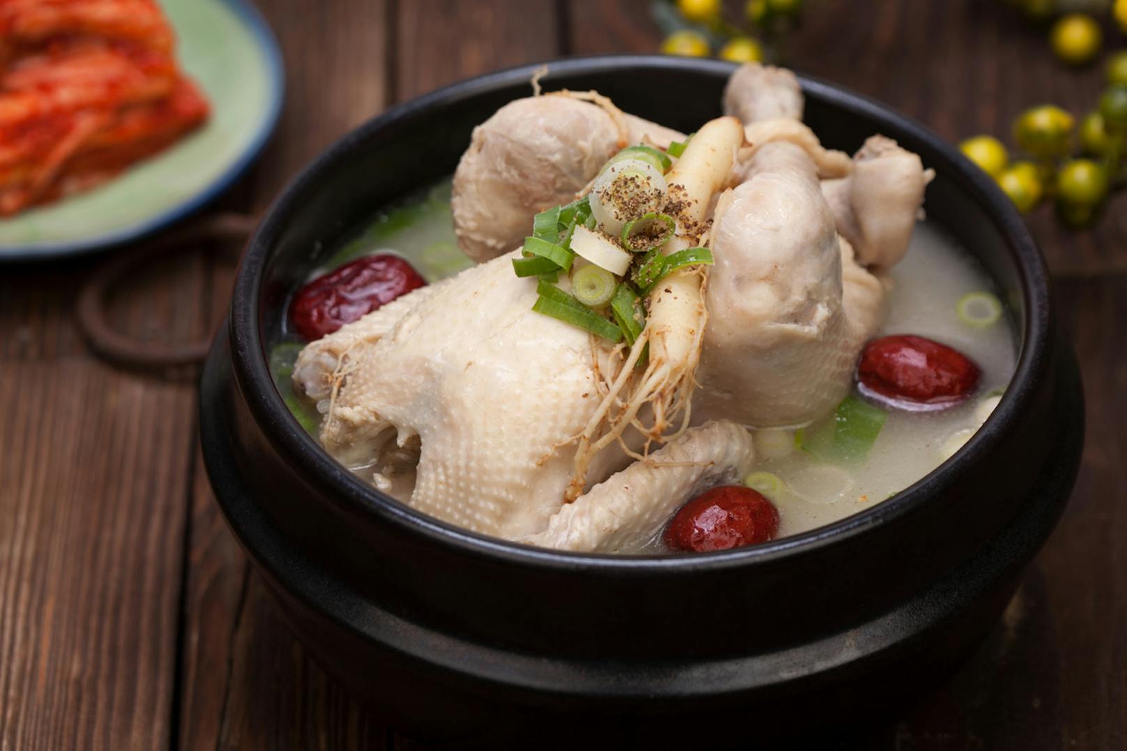 <strong>Südkorea</strong>:&nbsp;<strong>Samgyetang</strong> heißt nichts anderes als Hühnchensuppe auf Koreanisch. Die wird meist mit einem kleinen Huhn zubereitet, das mit Klebreis, Knoblauch, Ginseng und chinesischen Datteln (Jujube) gefüllt ist.