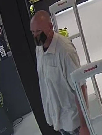Mann mit Glatze soll Akkus gestohlen haben.