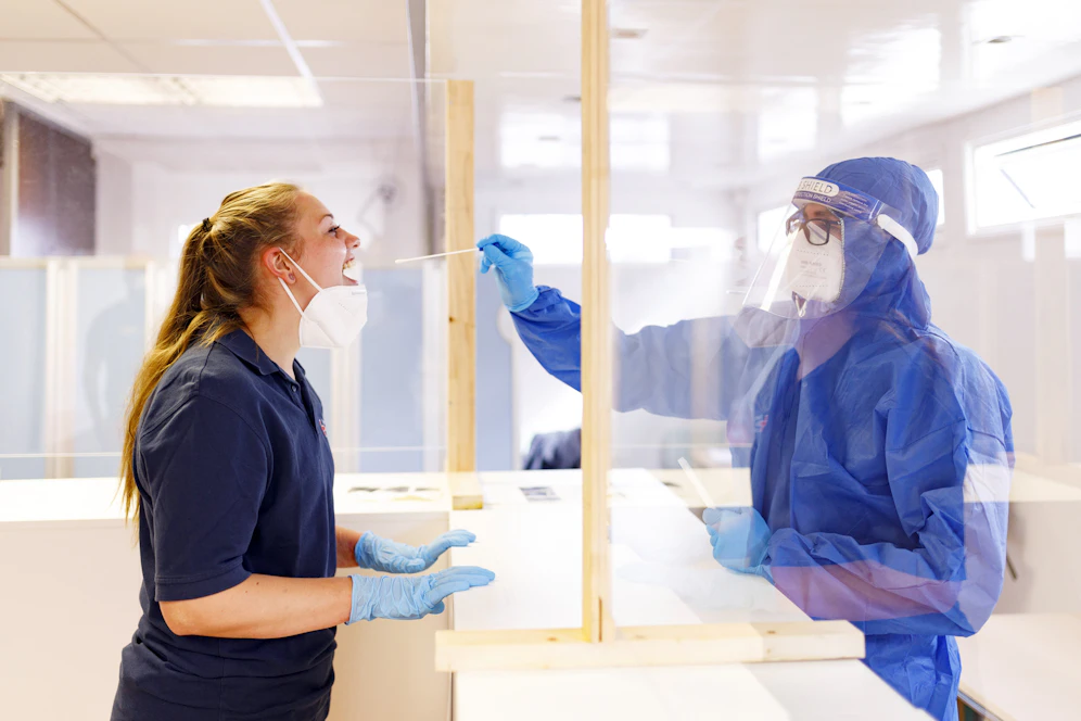 COVID-19-Testungen sollen bald von Vertragsärzten in deren Räumlichkeiten durchgeführt werden können.