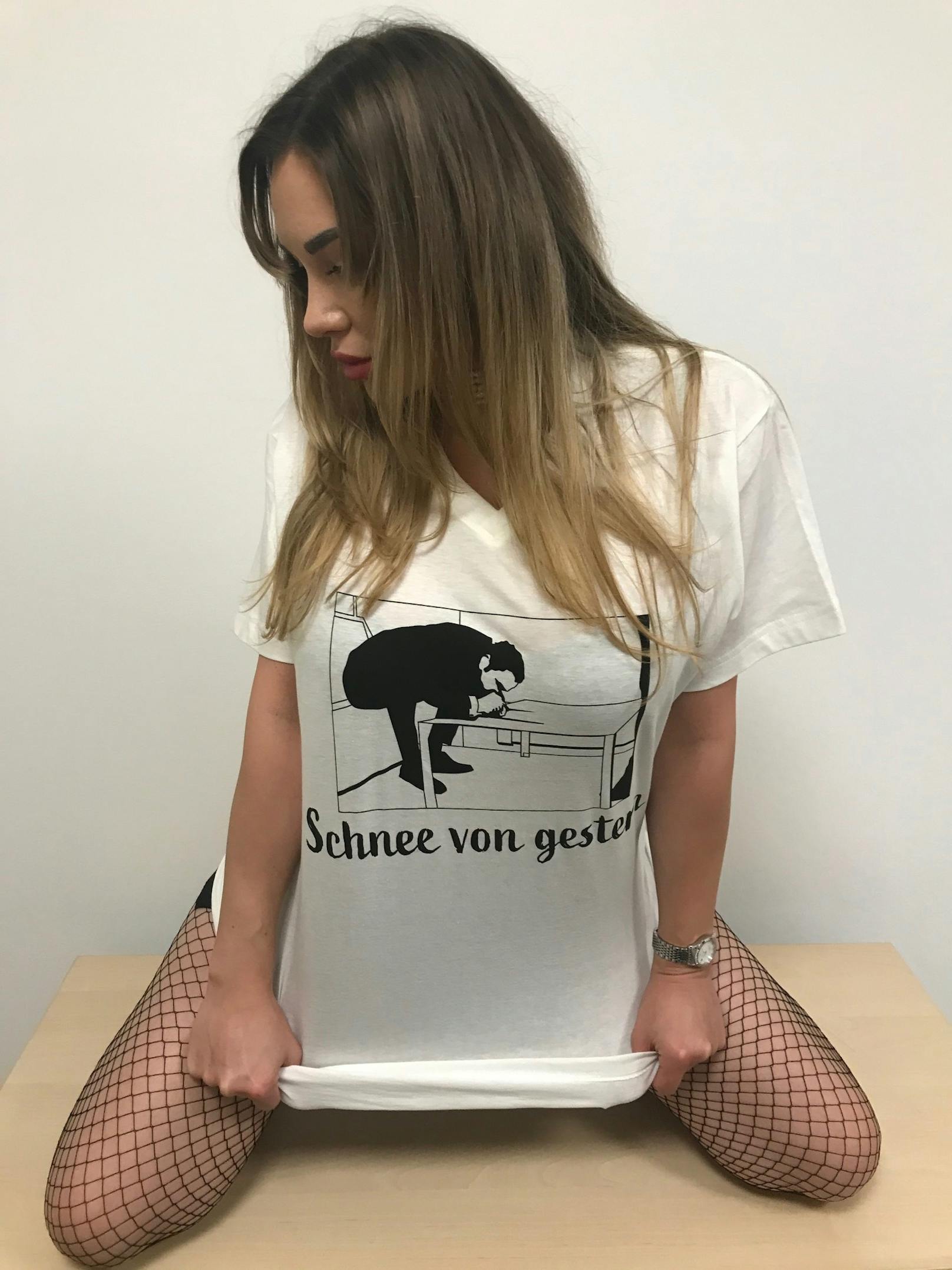 Lugner-Stripperin Candice posiert in Gudenus-Shirts und sorgt damit für Aufregung.