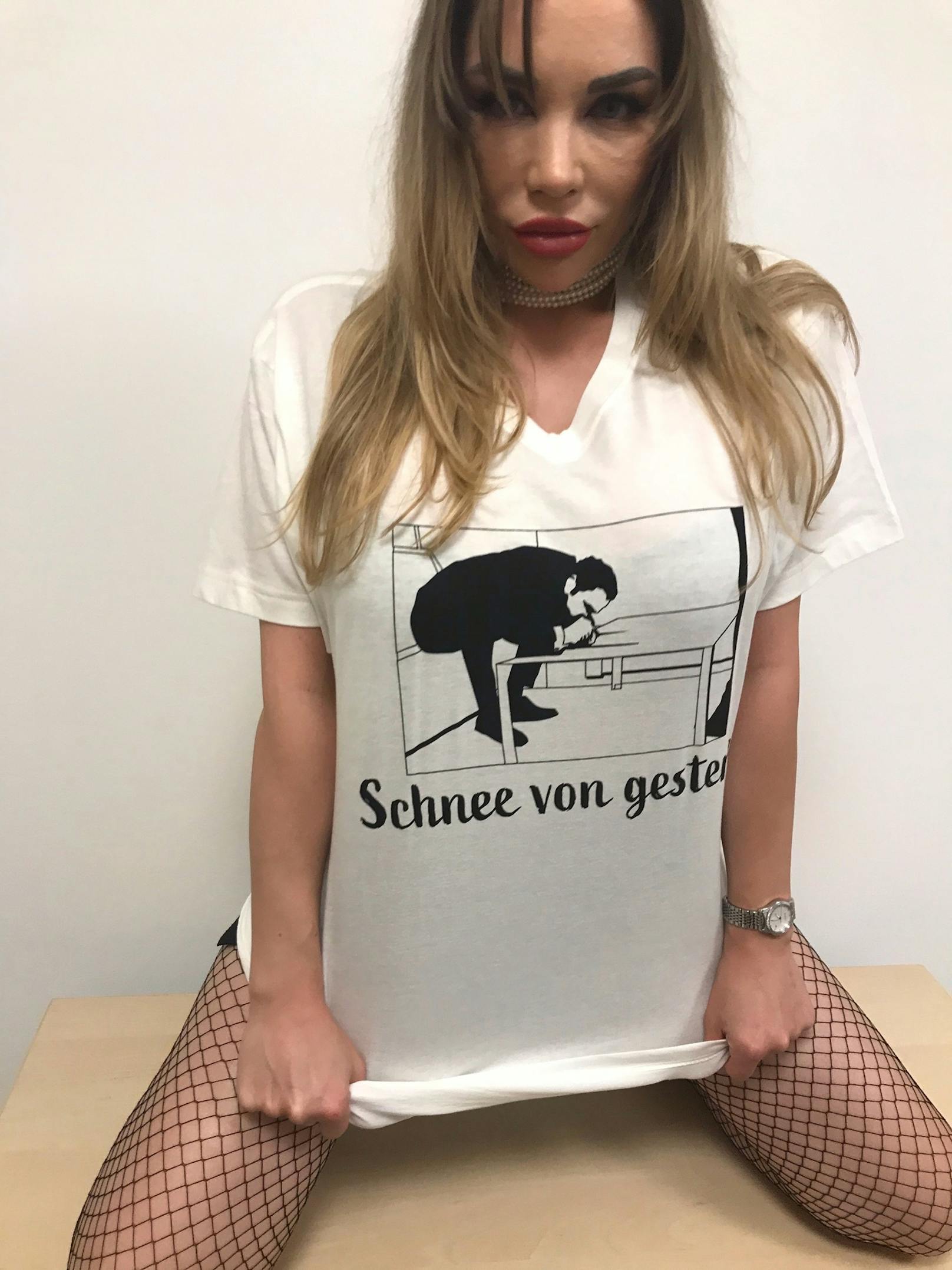Lugner-Stripperin Candice posiert in Gudenus-Shirts und sorgt damit für Aufregung.