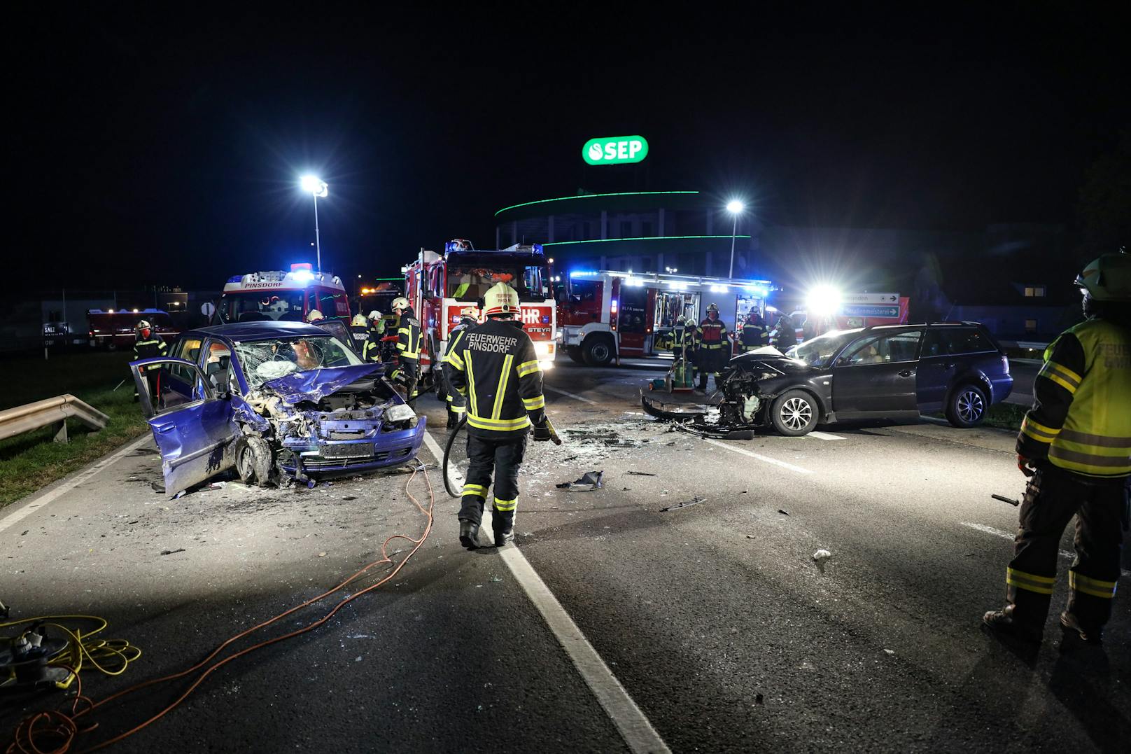 Bilder vom Unfallort zeigen wie schwer der Verkehrsunfall war.