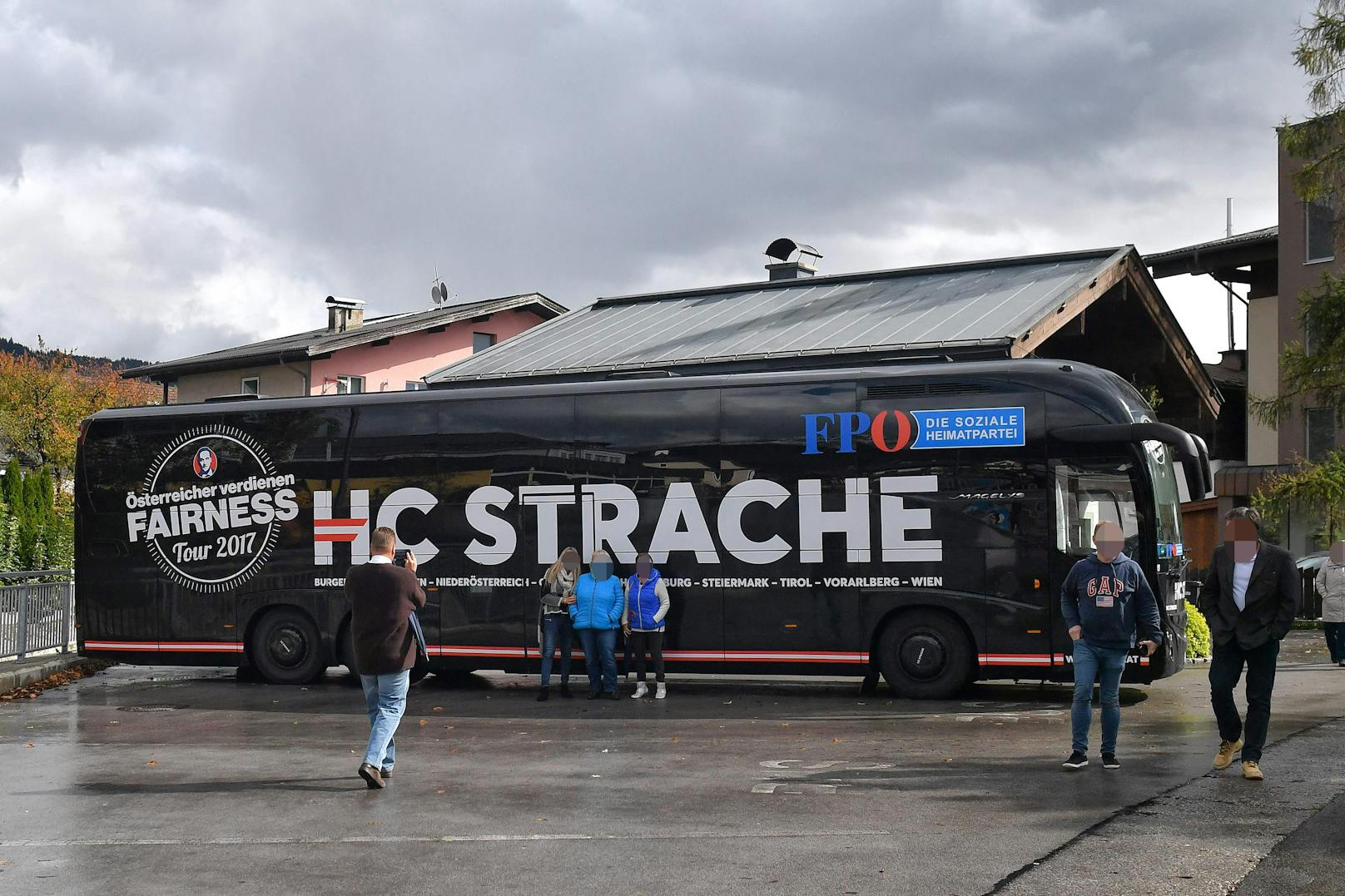 Straches Antwort: <em>"Du böser!“</em> Später bedankte sich Strache bei Stieglitz für den Bus (<em>"mit deinem Bus haben wir auch den Längsten"</em>), ...