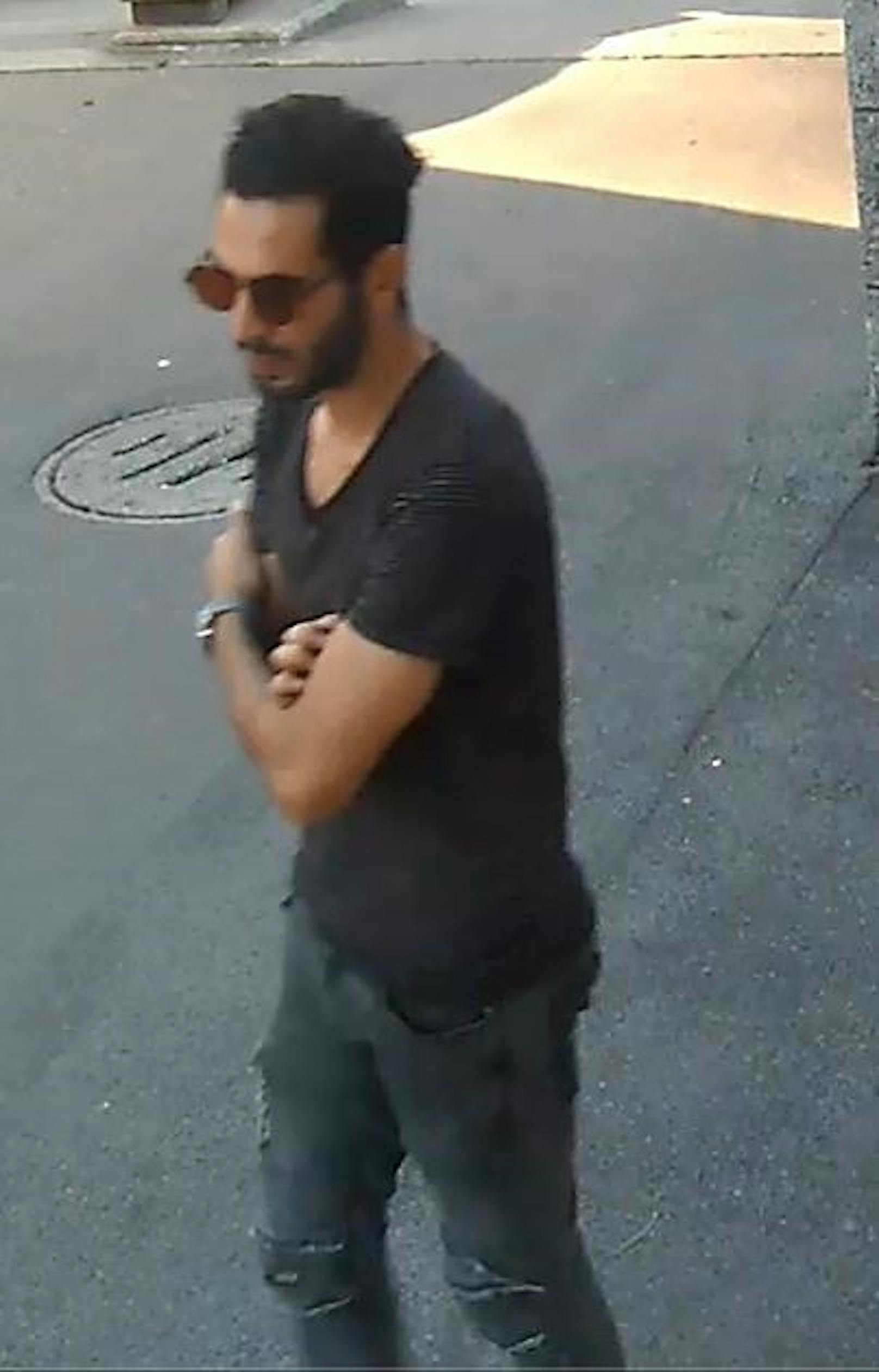 Öffentlichkeitsfahndung der Polizei Wien: Wer hat diesen Mann am 24. Oktober 2019 nach einem Einbruch in der Arbeiterstrandbadstraße im 22. Bezirk gesehen?