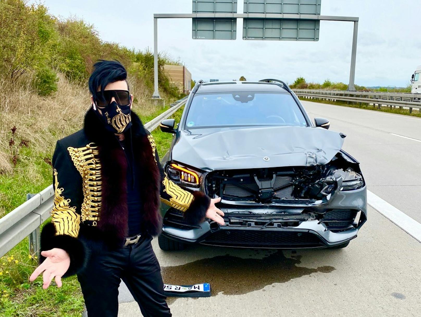 Star-Designer <strong>Harald Glööckler</strong> vor seinem zerstörtem Auto: Sein Wagen war auf der Autobahn gegen einen Lastwagen geknallt.